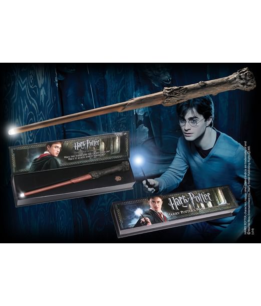 Harry Potter tryllestav med lys i spidsen fra Noble Collection. Harry Potter tryllestav med lys i spidsen fra Noble Collection.