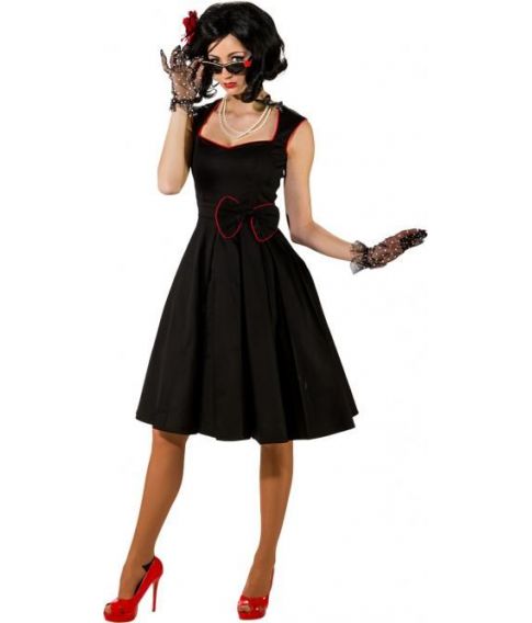 Flot sort kjole til 50er festen med sort og rød sløjfe.