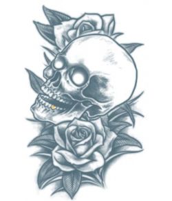 Flot kunstig tatovering med kranie og roser.