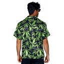 Sjov sort skjorte med grønne cannabisblade.