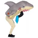 Oppusteligt haj kostume med ben hængende i munden.
