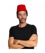 Flot rød Fez hat i filt med sort kvast.