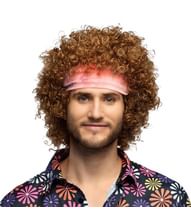 Hippie paryk med pandebånd.