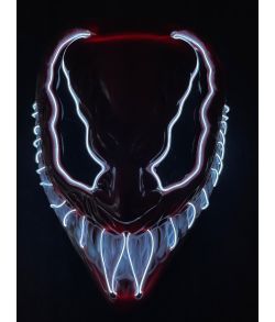 Rød Venom maske med hvidt lys