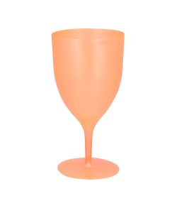 Orange vinglas i plastik.